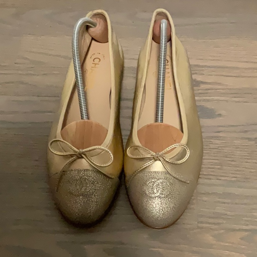 Chanel women’s gold capped toe leather ballet flats size 40